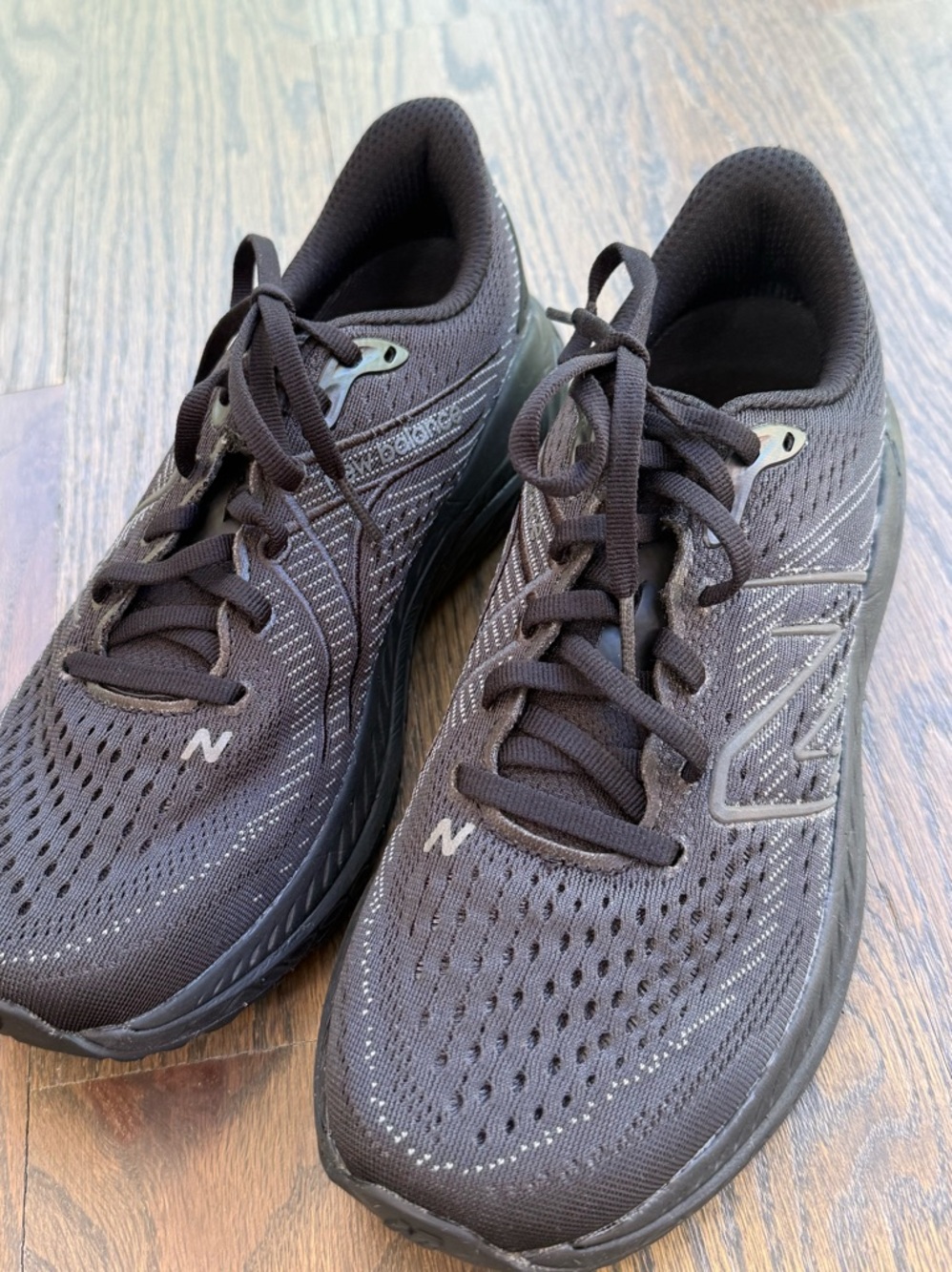 New Balance women’s 860 Black Running Shoes